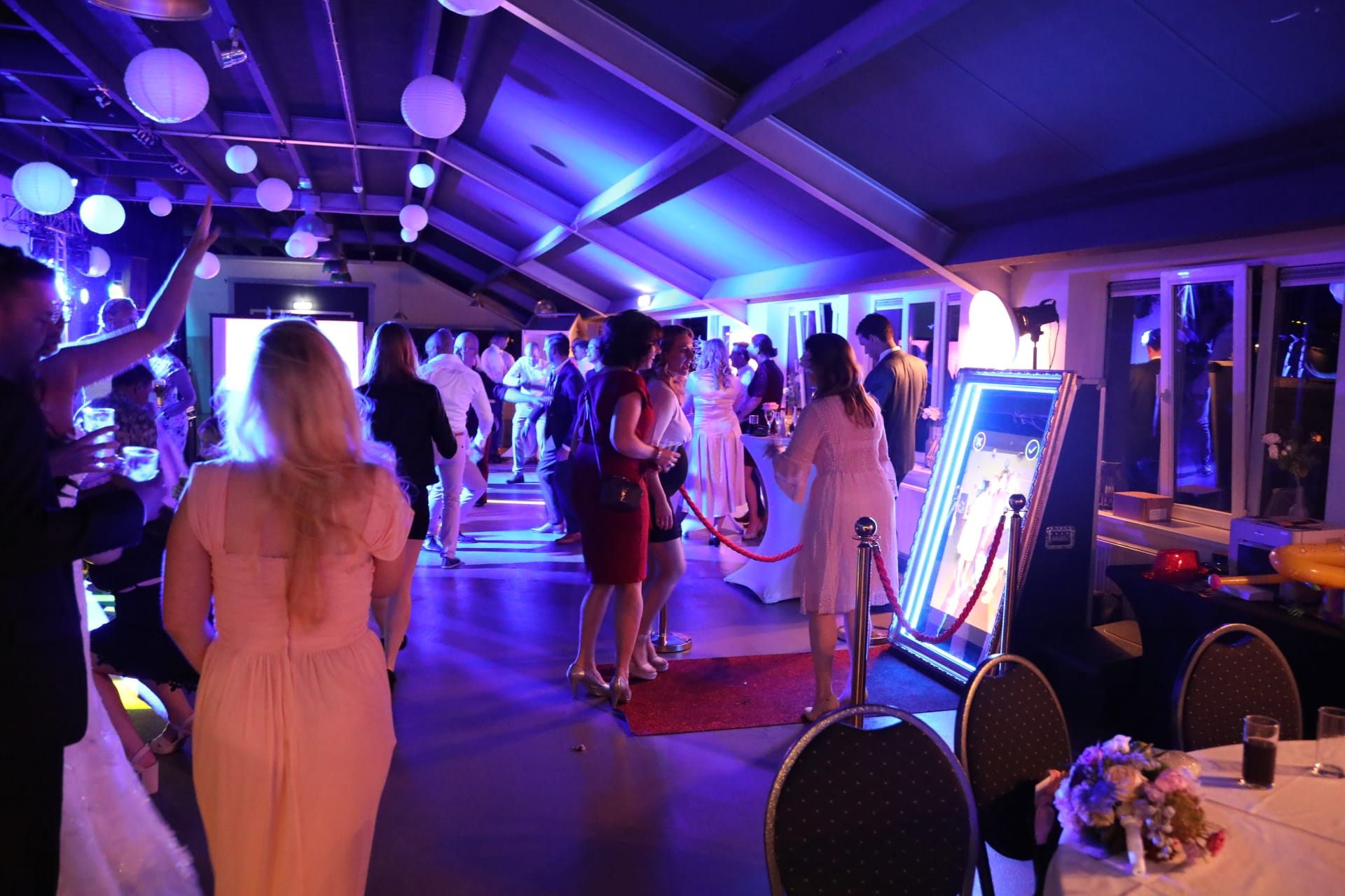 Gasten bij een photobooth op een feest, photobooth huren Gouda