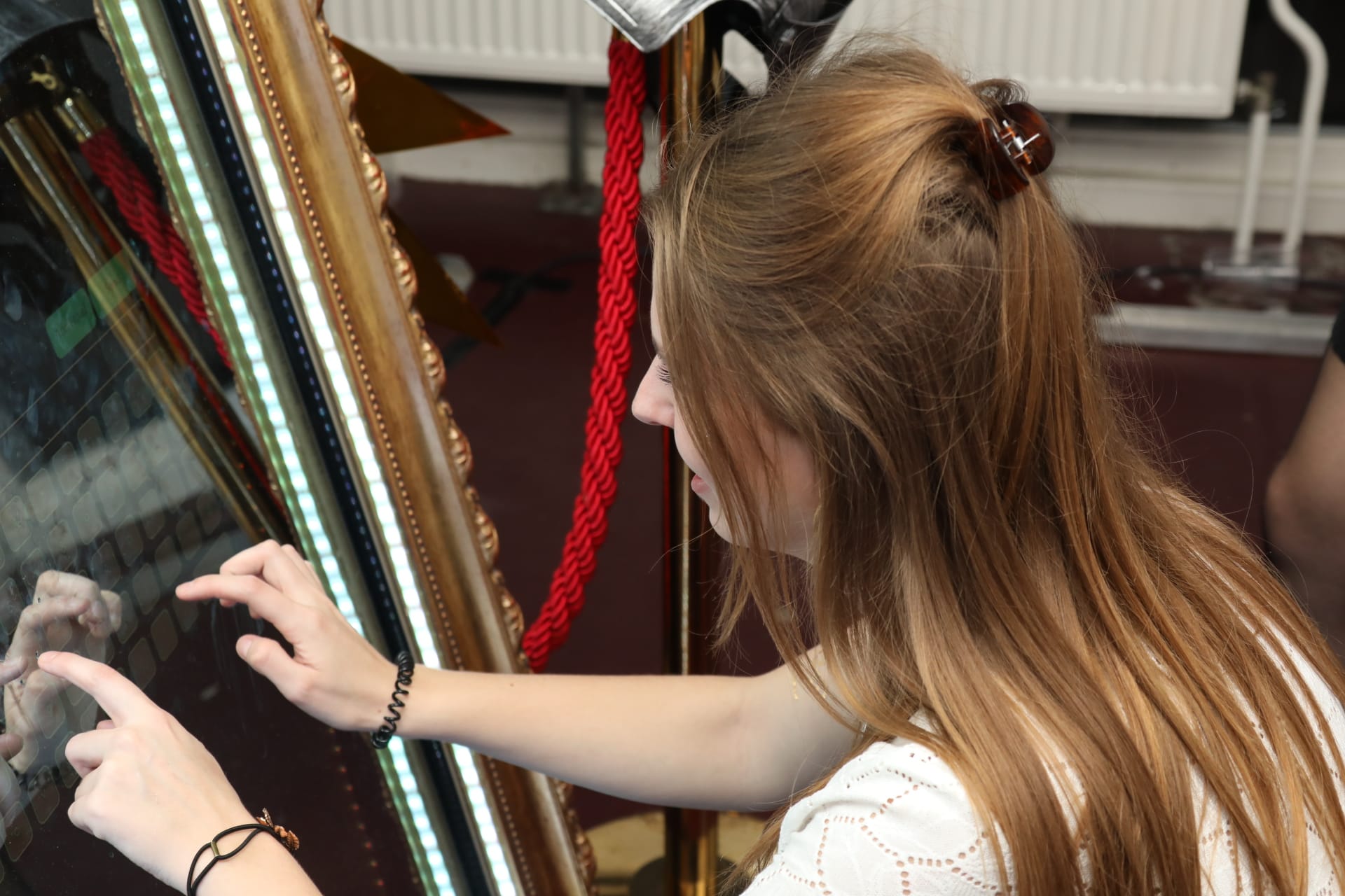 vrouw speelt met interactieve fotospiegel